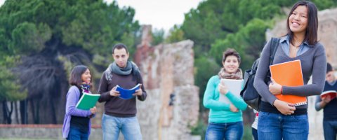 Teilnehmende stehen vor einer historischen Ruine