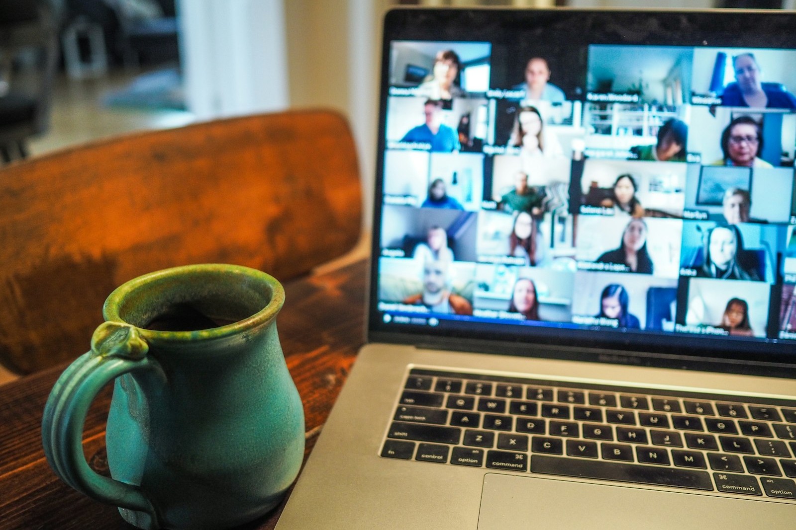 Laptop zeigt Videokonferenz mit mehreren Teilnehmenden eines Online-Kurses