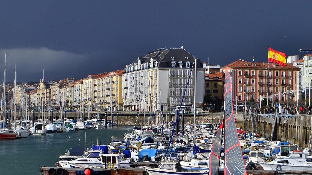 Hafen von Santander mit Segelbooten und bunten Häusern